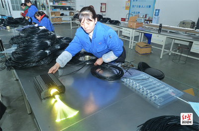 四川汇源塑料光纤公司,工人正在展示光纤产品。